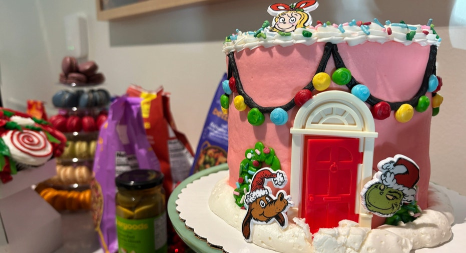 كعكة مع صقيع وردي وباب أحمر.