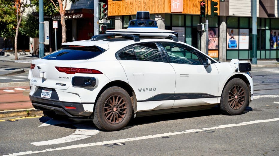 سيارة الدفع الرباعي ذاتية القيادة Waymo Jaguar I-PACE تنتظر عند تقاطع طرق في سان فرانسيسكو