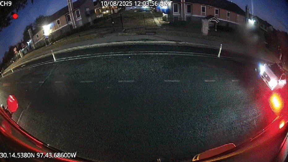 سيارة Waymo بيضاء تمر بعلامات توقف الحافلات المدرسية