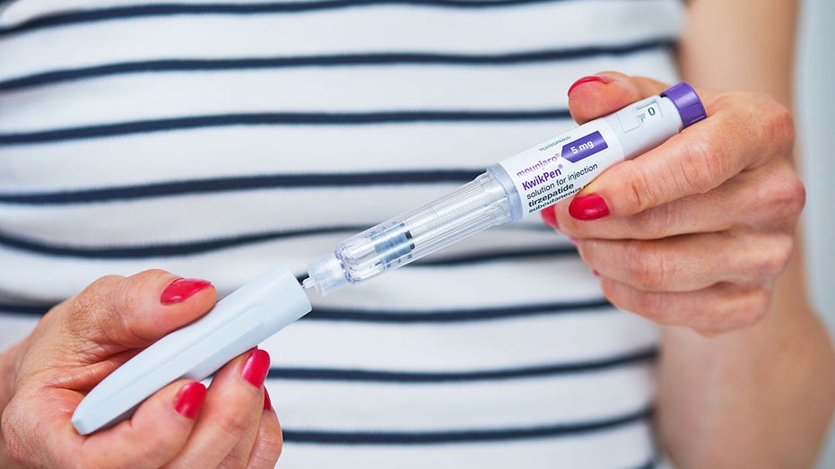 شخص يحمل قلم مونجارو في لندن.