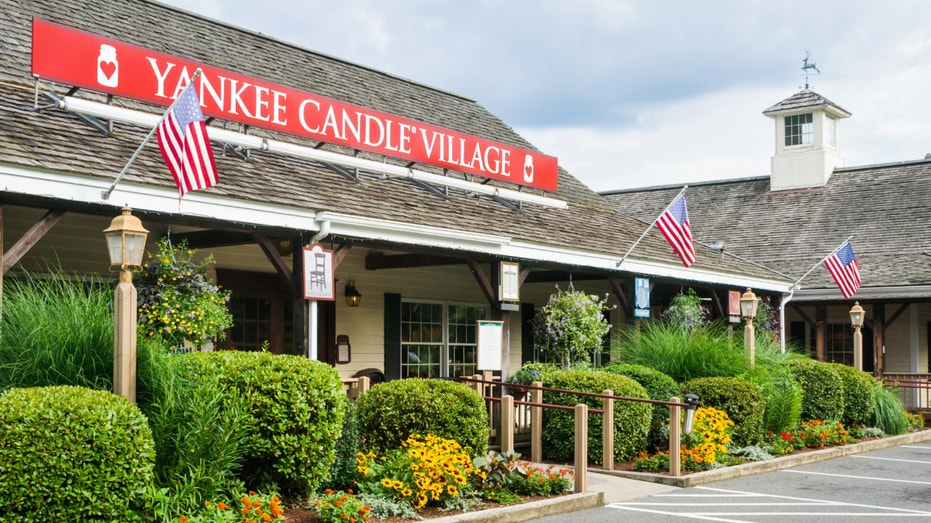 خارج متجر يانكي كاندل.