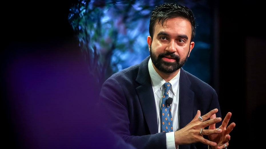 عمدة مدينة نيويورك المنتخب زهران ممداني يتحدث خلال مدينة نيويورك