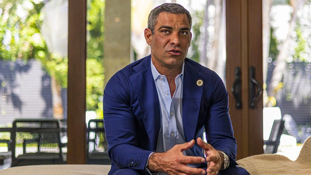 عمدة ميامي السابق يوضح ما يجب أن يحدث بعد ذلك بالنسبة لكوبا بعد أن توقع ترامب سقوط الدولة الجزيرة