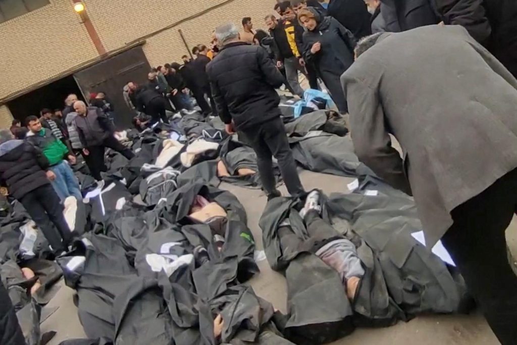 وإلى الجنوب من طهران، اكتظت مشرحة كهريزاك بتدفق الجثث