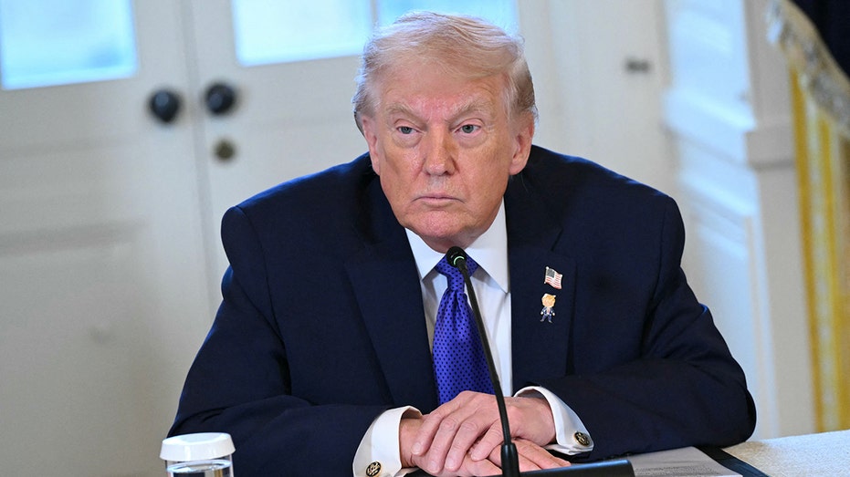 ترامب مطوي اليدين