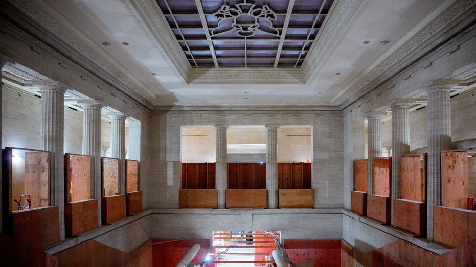 ردهة مبنى الاحتياطي الفيدرالي قيد الإنشاء.