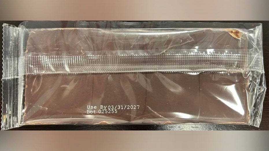 قال مسؤولون اتحاديون يوم الاثنين إنه تم سحب ألواح الشوكولاتة التي تباع في جميع أنحاء البلاد بسبب مخاوف من أنها قد تكون ملوثة بالسالمونيلا.