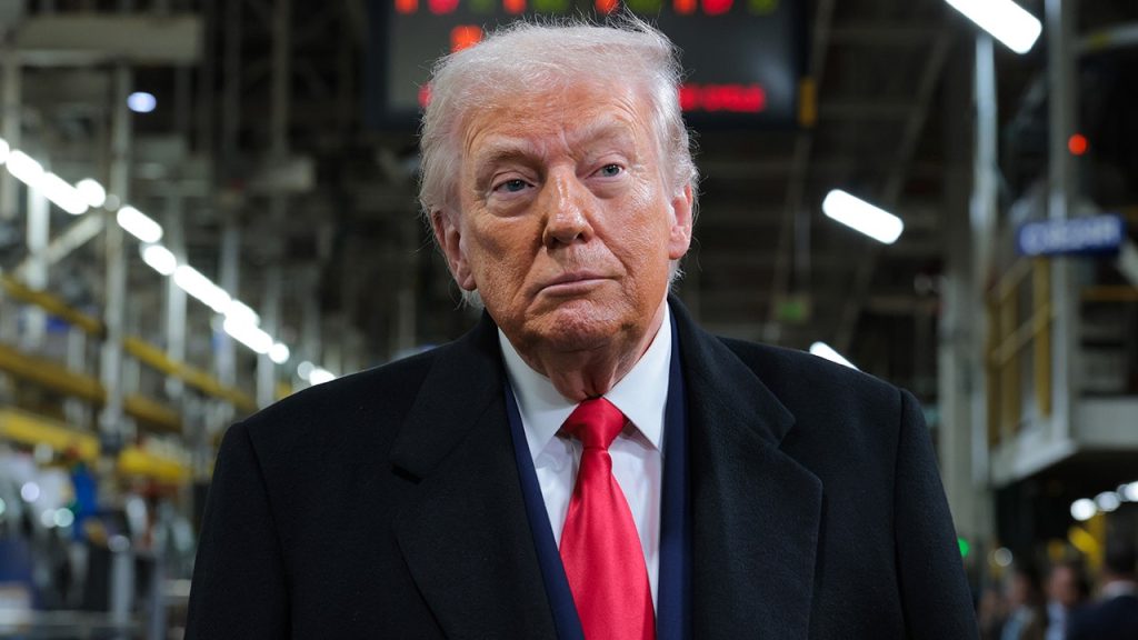 يطرح ترامب تعريفات جمركية ضخمة على النبيذ والشمبانيا الفرنسيين بسبب رفض مجلس ماكرون للسلام