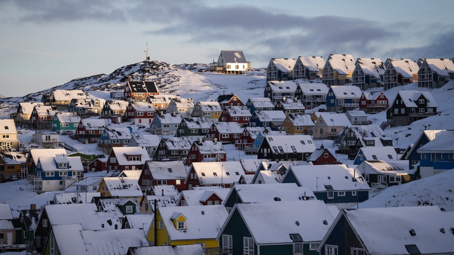 تم تصوير المنازل في 15 يناير 2026 في نوك، جرينلاند.