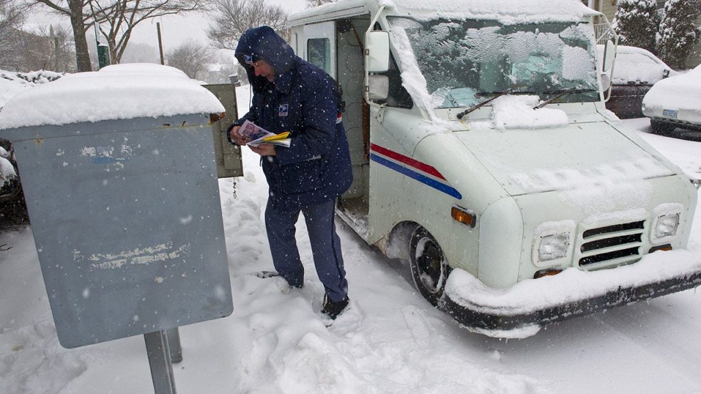 تحذر USPS من تأخير تسليم البريد في أكثر من 30 ولاية