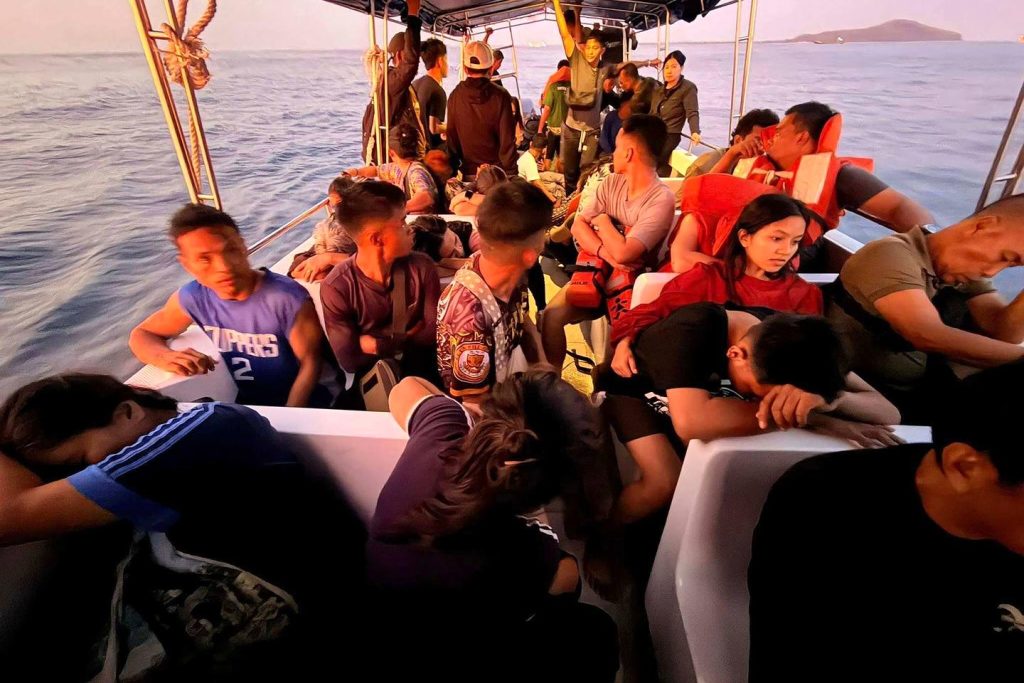 غرق عبارة في الفلبين، مما أسفر عن مقتل 18 شخصًا على الأقل وفقد 24 آخرين