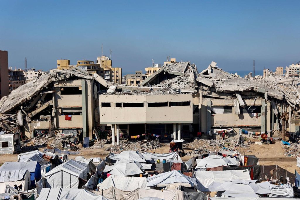 فنانون وباحثون يستنكرون القيود المفروضة على استقبال سكان غزة في فرنسا