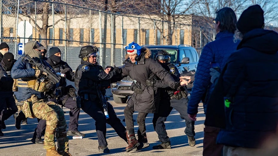 اشتباك عملاء ICE والمحرضين في مينيابوليس.