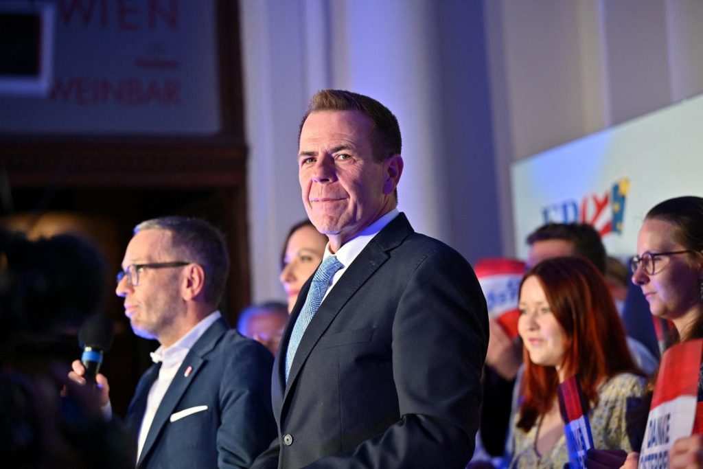 يزعج بنيامين نتنياهو الجالية اليهودية النمساوية باستقباله لأول مرة مسؤولاً تنفيذياً من حزب FPÖ اليميني المتطرف