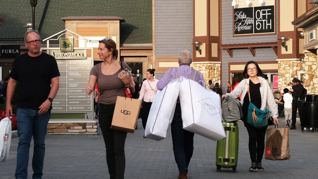 سيتم إغلاق معظم مواقع Saks OFF 5TH في جميع أنحاء البلاد وسط إجراءات الإفلاس