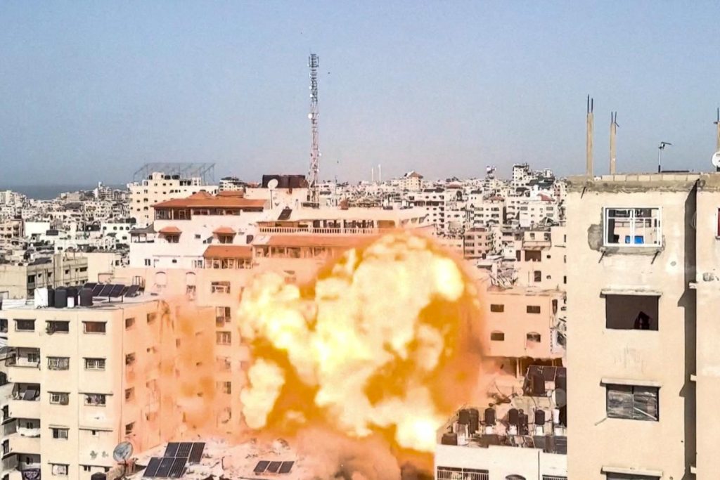 صور للقصف الإسرائيلي على غزة وخانيونس