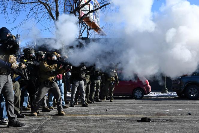 واندلعت اشتباكات بين المتظاهرين وقوات إنفاذ القانون في 24 يناير/كانون الثاني 2026، في مدينة مينيابوليس (مينيسوتا)، بعد مقتل رجل على يد عملاء فيدراليين.