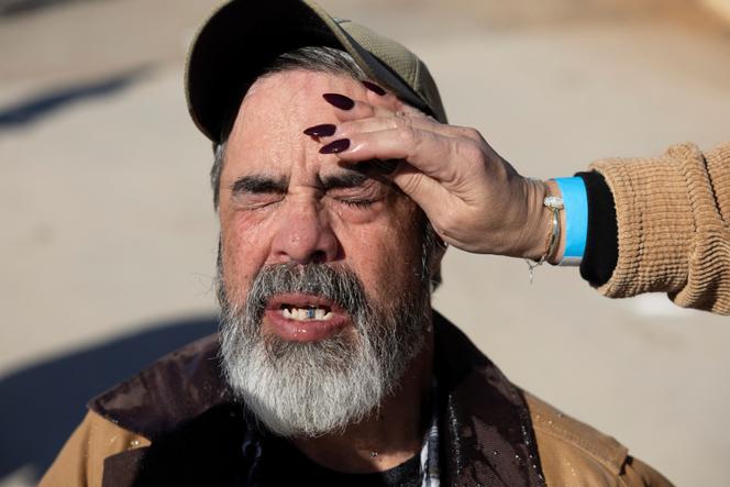 إنقاذ متظاهر بعد أن استخدمت الشرطة قنبلة غاز مسيل للدموع خلال مظاهرة في ديلي (تكساس، الولايات المتحدة)، 28 يناير 2026.