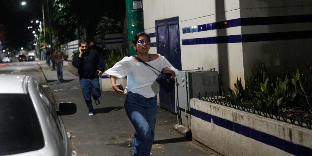 بث مباشر انفجارات في كراكاس: فنزويلا تتهم الولايات المتحدة بـ”عدوان عسكري خطير للغاية”