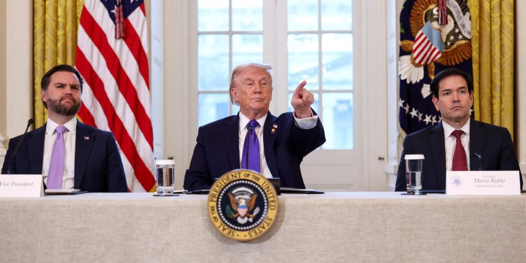 بث مباشر، فنزويلا: أعلن دونالد ترامب أن الولايات المتحدة ستقرر الشركات التي يمكنها استغلال النفط في البلاد