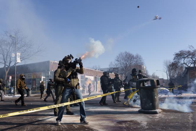 عملاء فيدراليون خلال مظاهرة بالقرب من الموقع الذي تم فيه إطلاق النار على الممرضة أليكس بريتي، في مينيابوليس (مينيسوتا، الولايات المتحدة)، 24 يناير 2026.