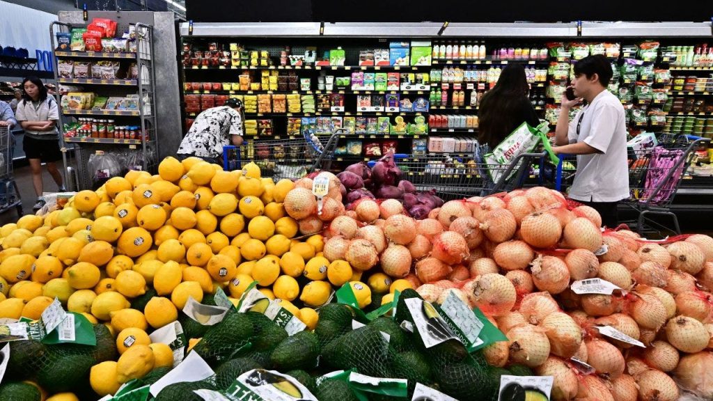 ثقة المستهلك تهبط إلى أدنى مستوياتها منذ أكثر من عقد