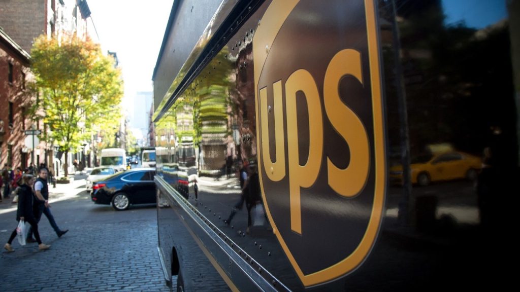 UPS تعتزم إلغاء 30 ألف وظيفة إضافية وسط خطة التحول