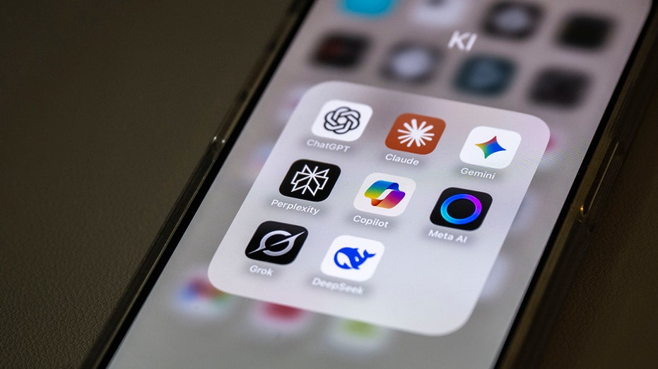 يتم عرض تطبيقات الذكاء الاصطناعي على شاشة الهاتف الذكي