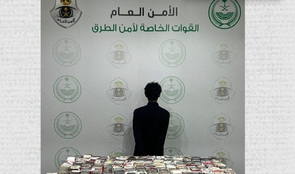 «أمن الطرق» بعسير يضبط مواطنا لترويجه أكثر من 28 ألف قرص خاضع للتنظيم الطبي