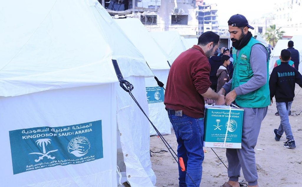 “إغاثي الملك سلمان” يقيم مخيمًا جديدًا لإيواء الأسر العائدة إلى مدينة غزة