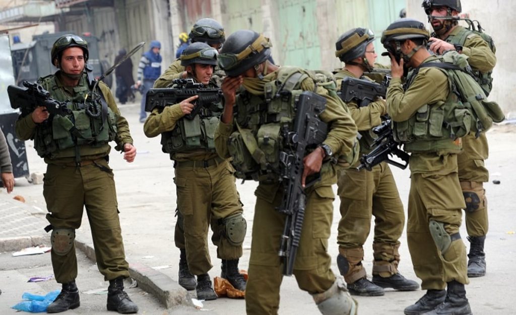 الاحتلال الإسرائيلي يعتقل ما لا يقل عن 27 فلسطينيًا من مدن الضفة الغربية