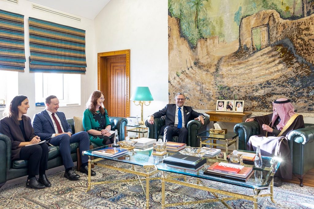 نائب وزير الخارجية يبحث آخر التطورات بالمنطقة مع كبير مستشاري الرئيس الأمريكي