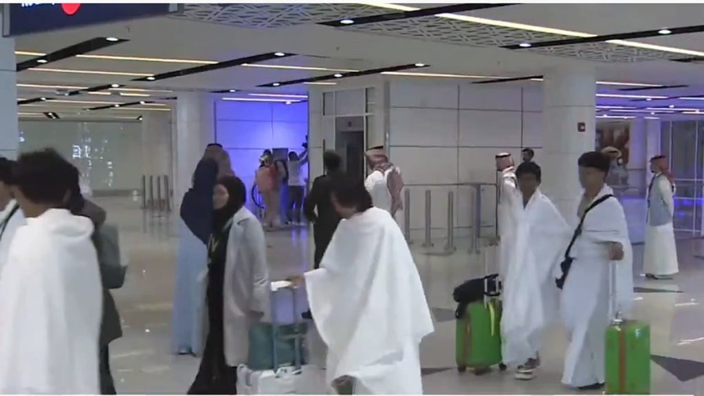 المملكة تستقبل ثاني رحلات السياح العالقين في سقطرى إلى جدة