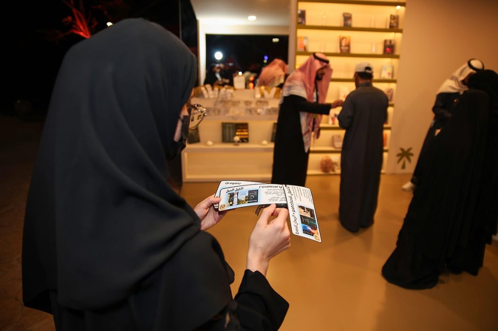 بالصور.. “عطر وورق” ضمن مهرجان الكتّاب والقرّاء بالطائف 2026
