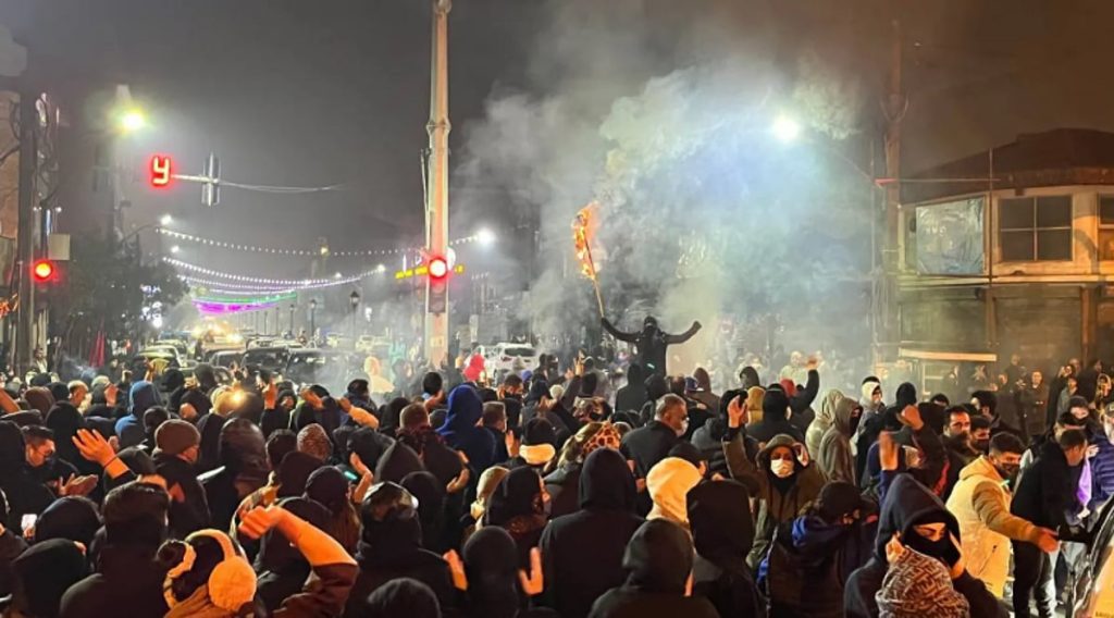 الأمن الإيراني يعتقل 100 محتج مسلح قرب طهران