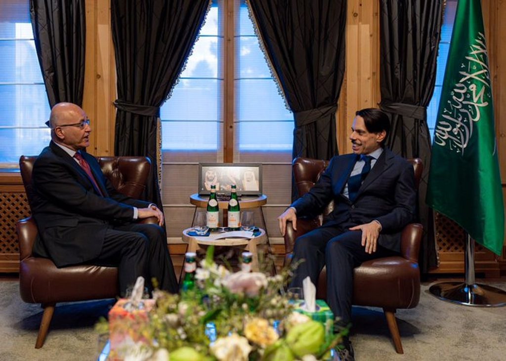 وزير الخارجية يبحث تعزيز التعاون المشترك مع المفوض السامي للأمم المتحدة لشؤون اللاجئين