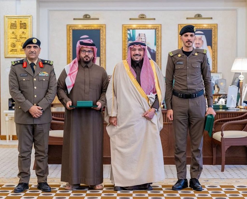 أمير القصيم يكرم رجل أمن ومواطنا لموقفهما الإنساني في مساعدة فتاة من أسرة سودانية تعرضت لحادث مروري