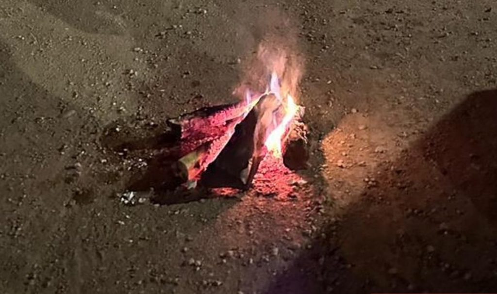 «الأمن البيئي» يضبط مواطنًا لإشعاله النار في الأماكن غير المخصصة لها بمحمية طويق الطبيعية