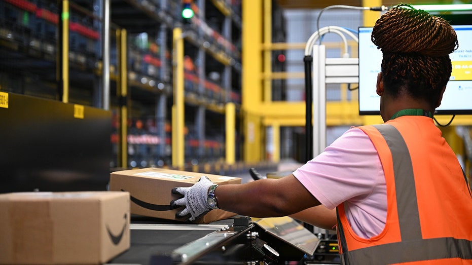 عامل مصنع أمازون