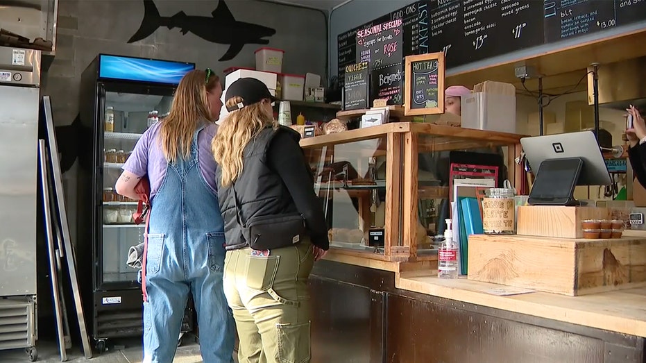 أثار أحد المخابز في سان فرانسيسكو ردود فعل عنيفة عبر الإنترنت بعد بيع ملفات تعريف الارتباط التي تحتوي على رسائل تندد بإدارة الهجرة والجمارك (ICE).