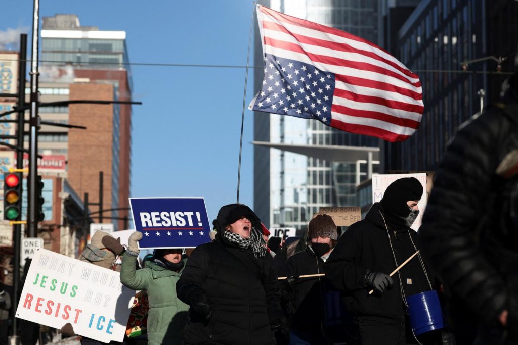 يقول دونالد ترامب إنه لا ينبغي “الوصول بسلاح” إلى المظاهرة