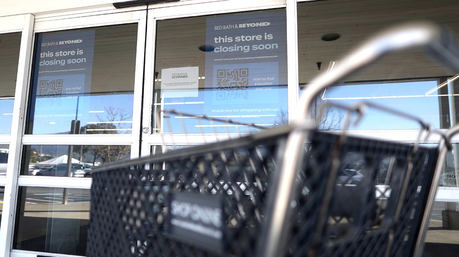 لافتة إغلاق أمام متجر Bed Bath & Beyond في كاليفورنيا