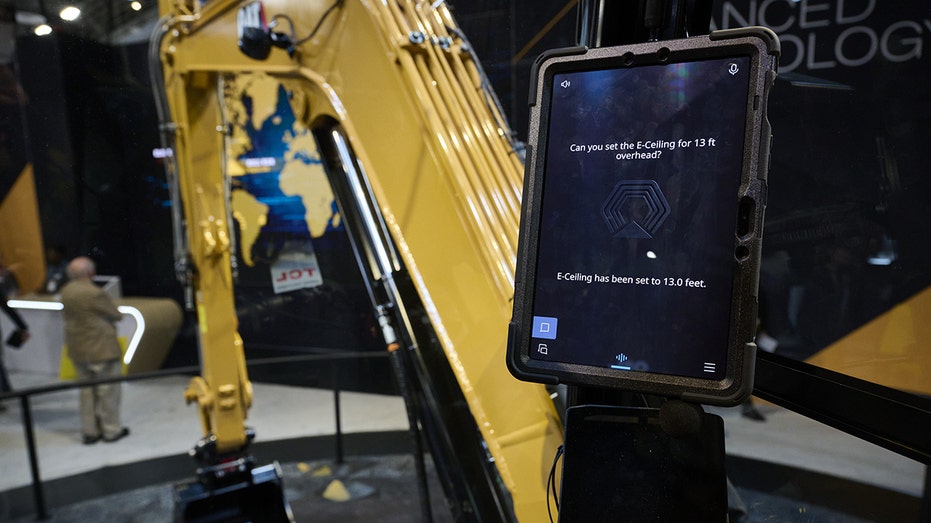 يتم عرض واجهة Cat Ai Assistant في جناح Caterpillar خلال حدث CES 2026 في لاس فيجاس