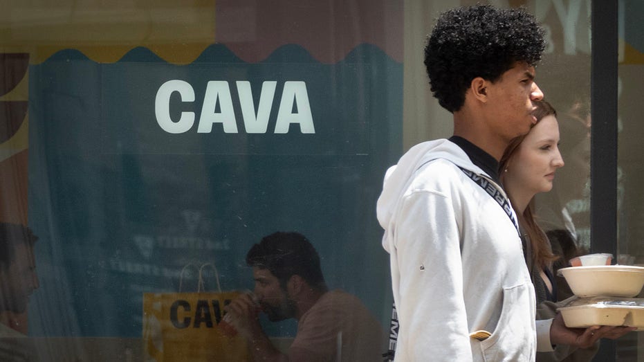 الزبائن يتناولون الطعام من مطعم CAVA في شيكاغو.