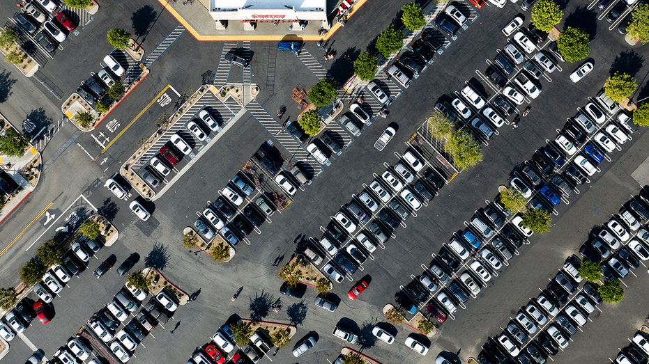 موقف سيارات كوستكو