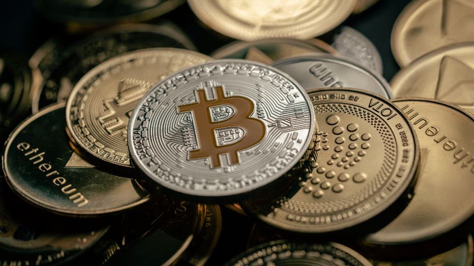 يتم عرض البيتكوين والعملات المشفرة الأخرى