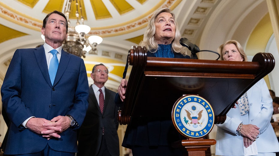 السيناتور سينثيا لوميس تتحدث في مؤتمر صحفي