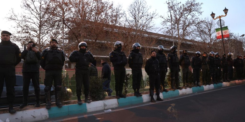 بث مباشر، إيران: على قناة فوكس نيوز، قال وزير الخارجية عباس أراغتشي إن النظام لديه “سيطرة كاملة” على الوضع