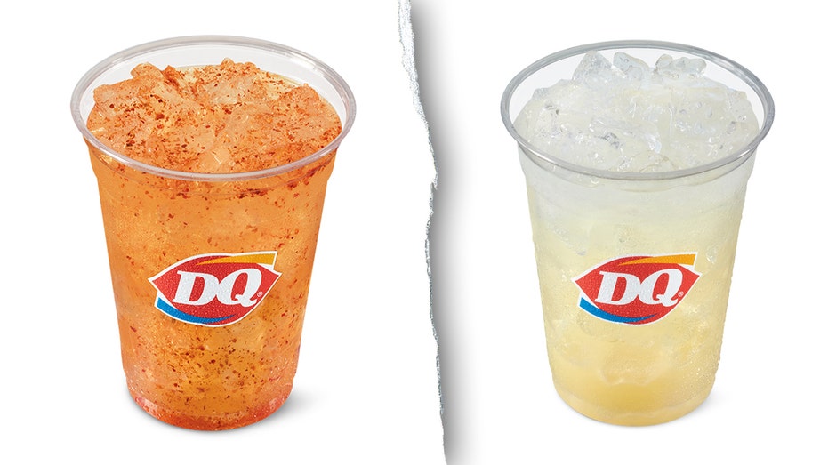 مشروبات DQ Sparklers هي مشروبات مصنوعة يدوياً من الماء الفوار وتقدم فوق الثلج، وتقدم ما تصفه الشركة بأنه مشروب رائع. "خيار خفيف ومنعش."