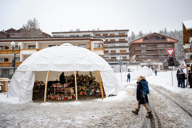 أمام حانة Le Constellation، في كرانز مونتانا (سويسرا)، 8 يناير 2026.